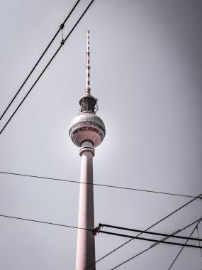Berlin Televizyon Kulesi, alçak açı