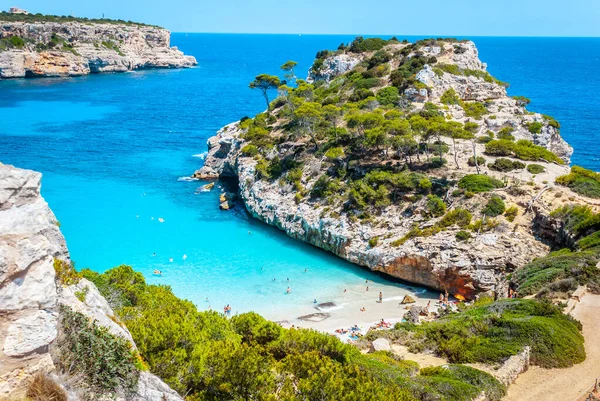 Calo des Moro, Mallorca güneşli bir günde insanlarla plajda