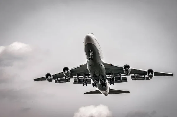 비행기, 비행기 밑바닥, 비행기, 이 륙, 착륙 — 스톡 사진