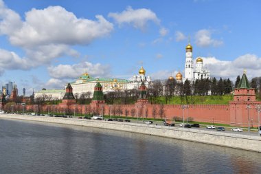 Moskova Kremlin ve Kızıl Meydan Russia.The Kremlin başkenti ana manzaraları yer olan Moskova River.The üzerinde ana kuleye işçinin, üzerinde saat-çanları, hangi göre Yılbaşı kutlamak adettendir.