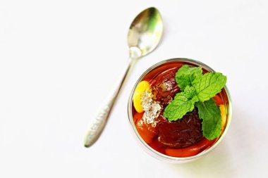 Şurubu nane yaprakları ile soğuk çeşitli fasulye bardak