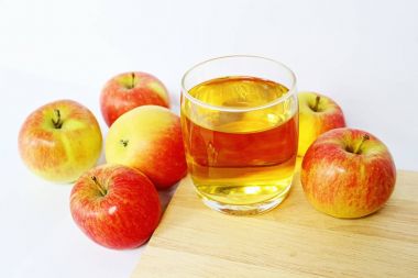 Bardak elma suyu taze elma ile çevrili