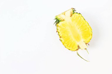 taze ananas yarısı