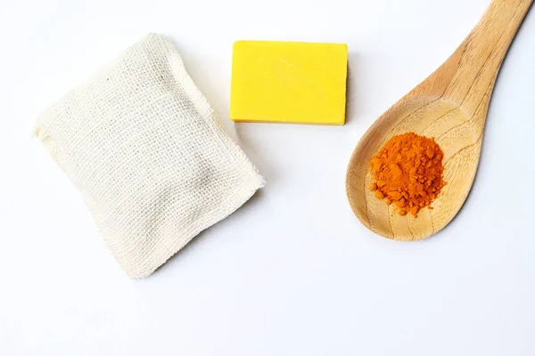 Beyaz arka plan üzerinde Tumeric sabun