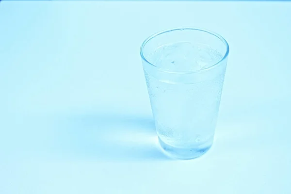 Kaltes Wasser in blauem Ton — Stockfoto