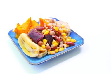 Mix tabak beyaz arka plan üzerinde üzerinde tahıl haşlanmış