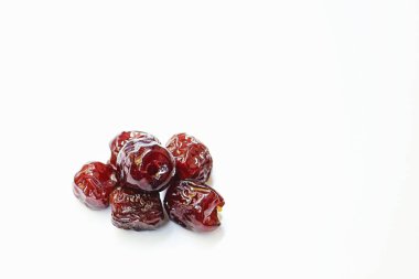 Tatlı beyaz arka plan üzerinde Çin tarihleri kurutulmuş