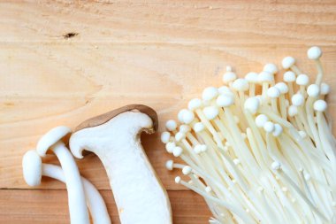 Üç çeşit mantar ahşap arka plan üzerinde