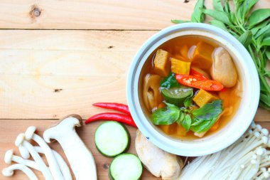 Tay baharatlı vegetales çorba mantar ile karışık