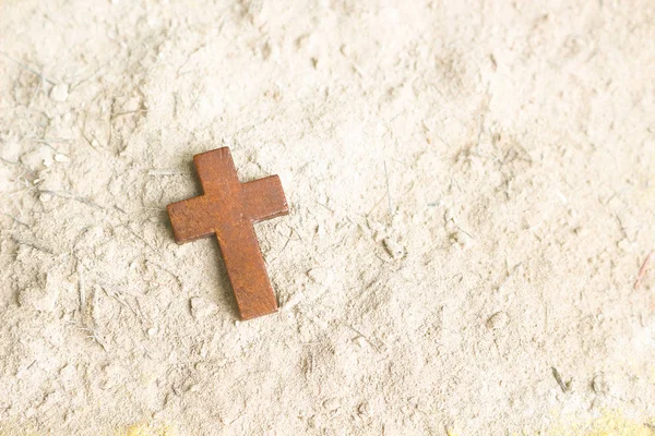 Küllerin Üzerinde Eski Ahşap Bir Haç Kolyesi Ash Wednesday Sembolü — Stok fotoğraf