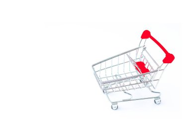 Beyaz arka planda alışveriş arabası izole edilmiş..