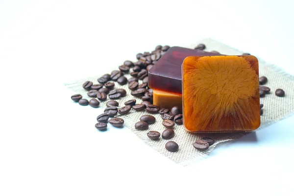 Handgemachte Glycerin Kaffeeseifen Mit Gerösteten Kaffeebohnen Auf Weißem Hintergrund — Stockfoto