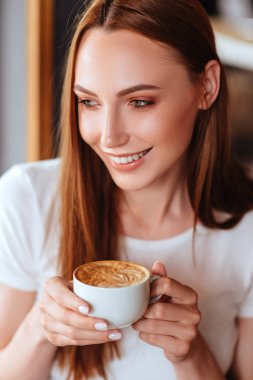 Kafede lezzetli odasının ile güzel kız.