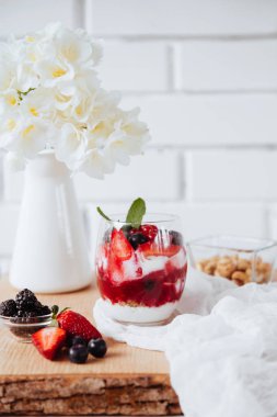 taze meyveleri ve müsli ile doğal yoğurt.