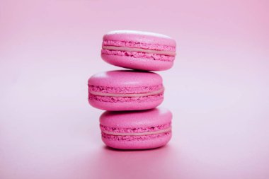 Pembe bir arka plan üzerinde pembe macaroons.