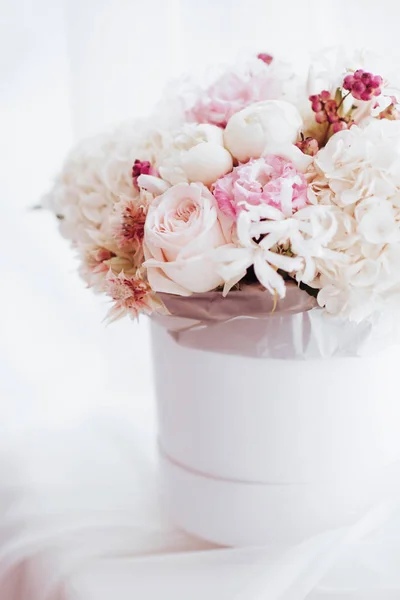 Ramo de flores rosadas y blancas . —  Fotos de Stock