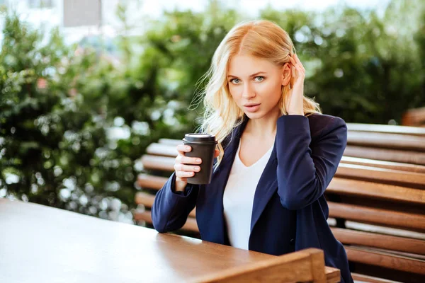 Mujer tomando café en un café — Foto de Stock