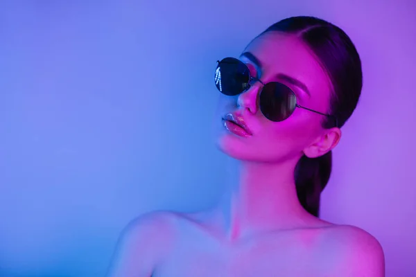 Retrato de moda de mujer joven y elegante en gafas de sol . —  Fotos de Stock