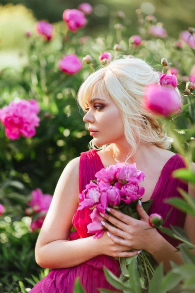 На відкритому повітрі крупним планом портрет красивої молодої жінки в квітучому саду. Жіноча концепція весняної моди — стокове фото