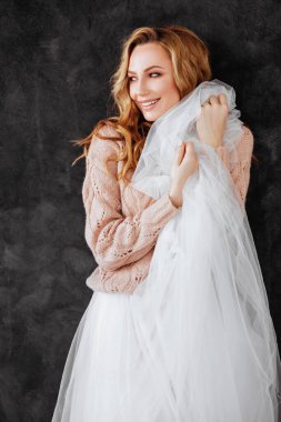 Sarı saçlı güzel genç kadın stüdyo çekim