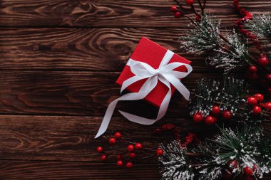 Noel hediyesi kutusu. Noel hediyesi, tahta masada kutuda..