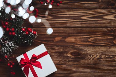 Mavi ahşap arka planda Noel süslemeleri olan fidan dalları.