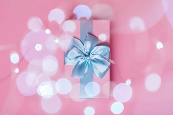 Ajándék doboz kék szalaggal Pink háttér másolási hely. — Stock Fotó