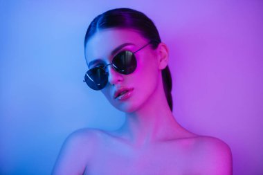 Güneş gözlüğü genç zarif kadının Moda portre.