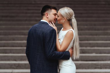 Mutlu gelin ve damat eski kalenin yakınlarında