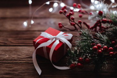 Yeni yıl için tatil kartı sıcak, modaya uygun renklerde 2020 'dir.