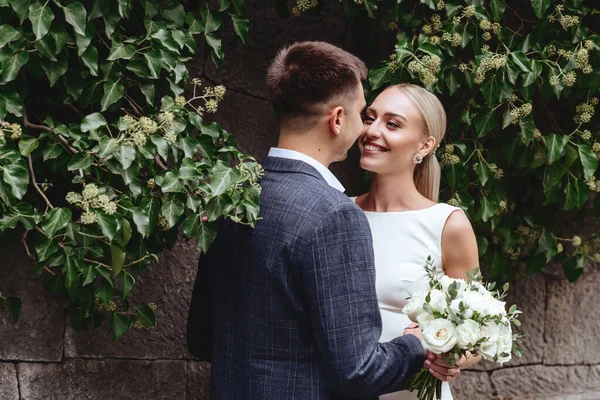 Novia feliz y novio cerca del viejo castillo — Foto de Stock