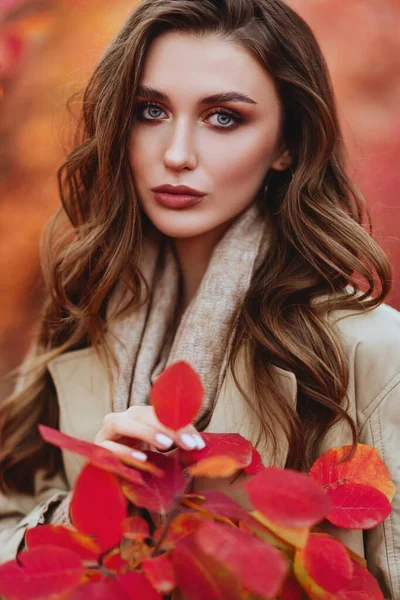 Kobieta moda na tle jesiennych liści — Zdjęcie stockowe