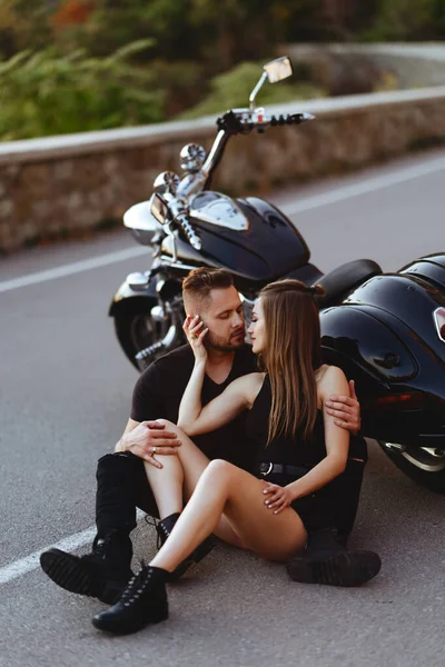 Porträt eines schönen jungen Paares auf einem Motorrad. — Stockfoto