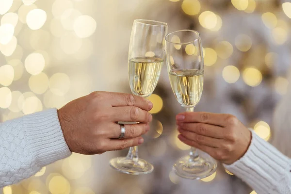 两个人在圣诞节举着香槟酒的照片 — 图库照片