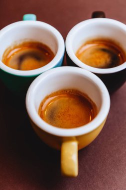 koyu arka planda espresso kahve renkli bardak