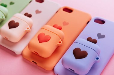 Güncel teknoloji. Çeşitli kişisel aksesuarların üst görünümü.