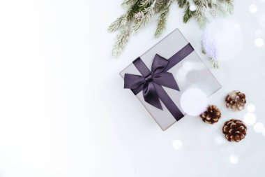 Noel süslemeleri ile paketlenmiş hediye paketi,