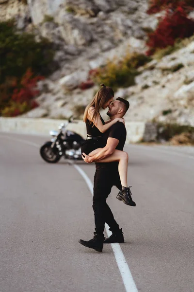 Retrato de belo casal jovem em uma motocicleta . — Fotografia de Stock