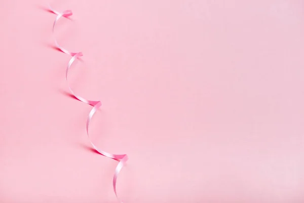 Hermosa cinta rosa sobre fondo brillante — Foto de Stock