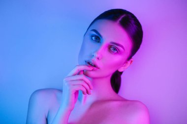 Stüdyoda poz neon ışıklar Yüksek Moda model kız, güzel kadın portresi, trendy parlayan makyaj.
