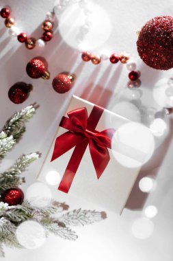 Beyaz arka planda noel süslemesinden yapılmış Noel kompozisyonu.