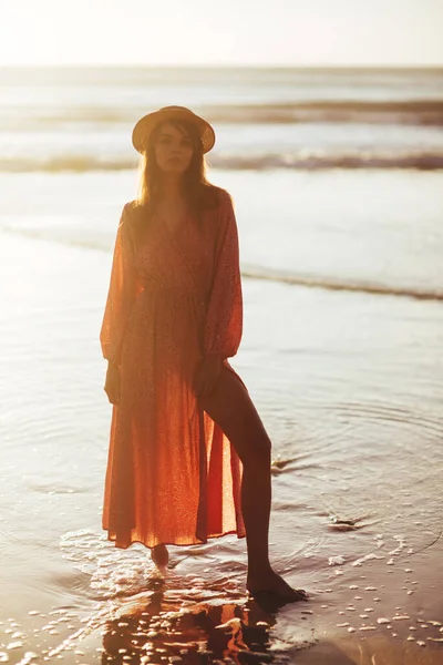 Primer plano retrato de una hermosa joven en la playa. —  Fotos de Stock