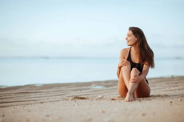 Vidám cserzett nő bikini a strandon — Stock Fotó