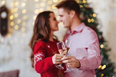 Xmas 'ta elinde şampanya kadehi olan iki kişinin fotoğrafı.