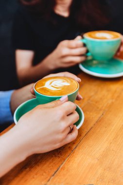 kahve fincanları tutan iki güzel kadın.