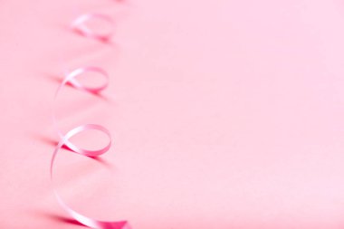 Parlak arkaplanda güzel pembe kurdele