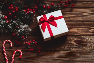 Noel hediyesi kutusu. Noel hediyesi, tahta masada kutuda..