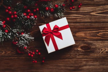 Mavi ahşap arka planda Noel süslemeleri olan fidan dalları.