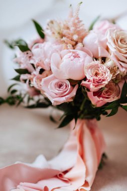 Taze, parlak şakayık çiçekleri