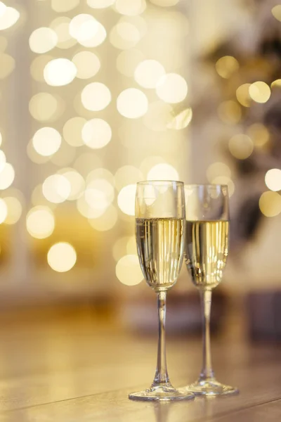 Dois copos de champanhe com luzes no fundo . — Fotografia de Stock